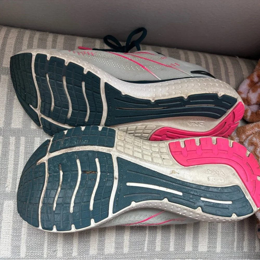 Women's Running Shoes brooks size 11. Glycerin 19 is the style. - Picture 6 of 8